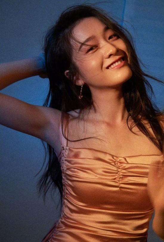 撞衫两次都输？同一条香槟裙，热巴身材好到爆，她却太瘦撑不起！