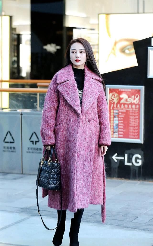  黑色■韩国街拍：穿一件看起来好看的玫瑰色外套