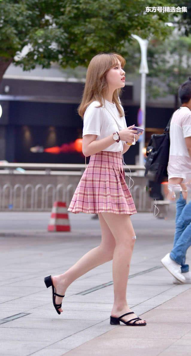 街拍美女：清纯小学妹穿粉色超短裙秀出一双笔直美腿