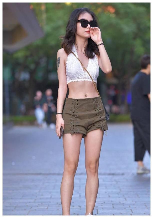 街拍：图二穿“喇叭裤”，彰显小蛮腰，散发出女神气息！