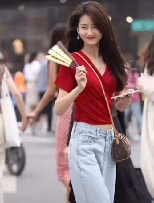 「麻袋」“大丈夫”的麻袋牛仔裤,嘟嘴女神的小扇子,网友:太美了!