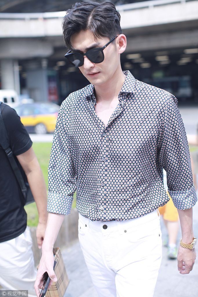 被演艺事业耽误的男模！张翰2米长腿完美驾驭白色长裤  戴墨镜低