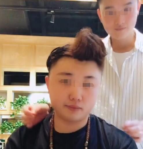  小伙：小伙理发只带了10元钱，于是让理发师吹“半干”，最后哭笑不得