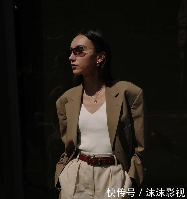  『小S』小S的奇葩穿衣又出现了，一袭粉色长裙配“大妈”墨镜，土到极致