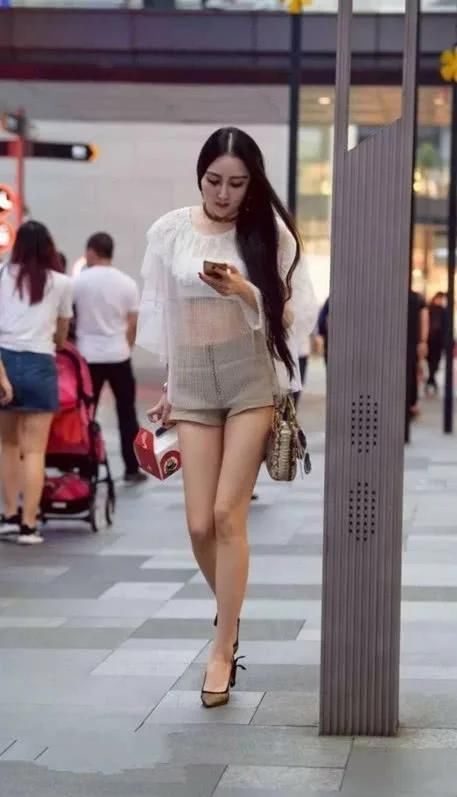 轻纱透明装深受小姐姐们的喜爱,尽显芳华娇媚的气质