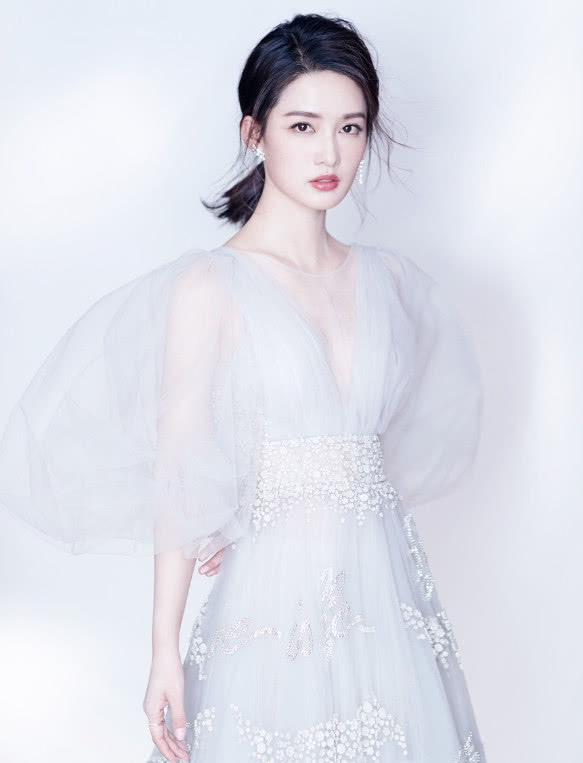 李沁身材简直了，这么窄身的裙子是怎么穿的，网友：有80斤？