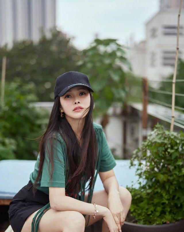  『小姐姐』路人街拍,小姐姐轻薄的外套配牛仔裤,一股浓浓的韩风扑面而来