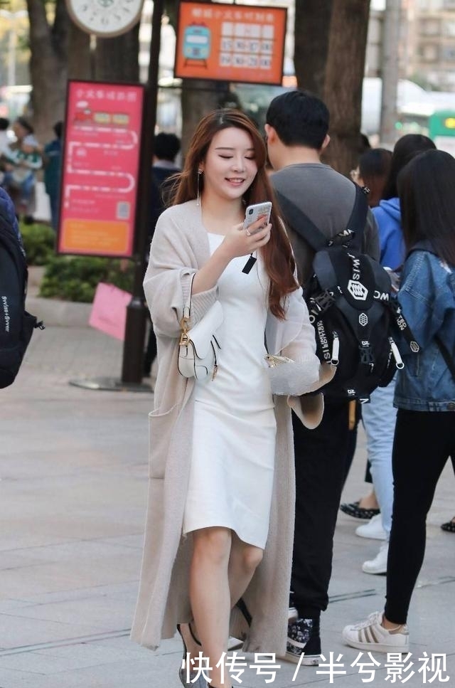 #美女#街拍:美女运动范的打底裤搭配小背心,轻松穿出魅力女人应有味道