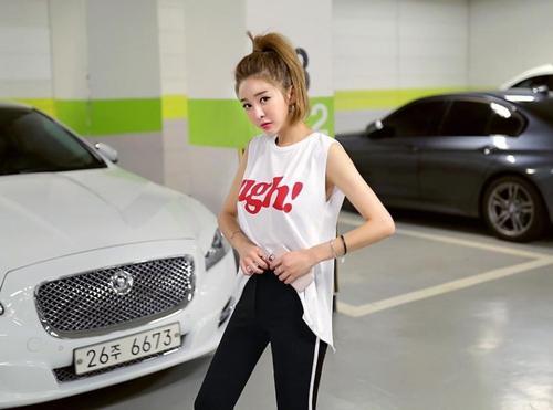 清新韩国美女车库内拍时尚写真，身材曼妙休闲活力十足！