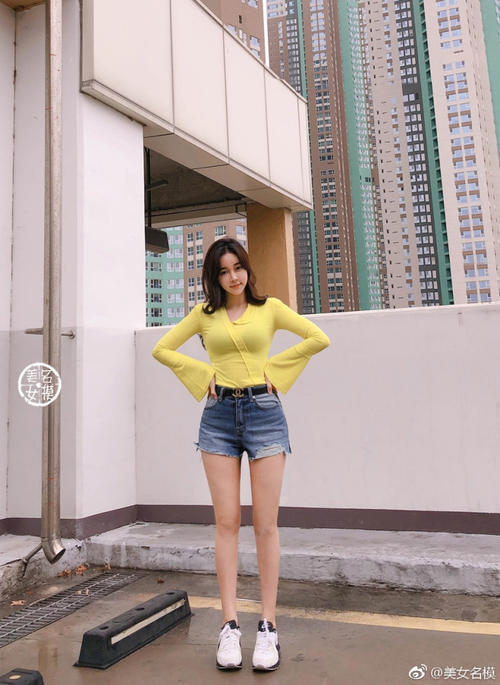 路人街拍，微胖的热裤小姐姐，身材有点好，有点美