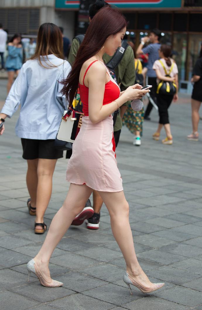 成都街拍: 女生就要时刻保持自信