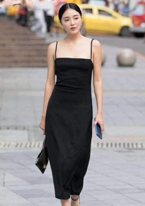 简单的黑色吊带长裙，穿出了一种公司老板娘的气质，成熟性感!