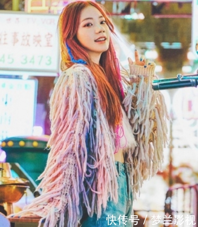 『随便』她虽在火箭少女存在感最低,却是队里衣品最好的,随便一穿都时髦