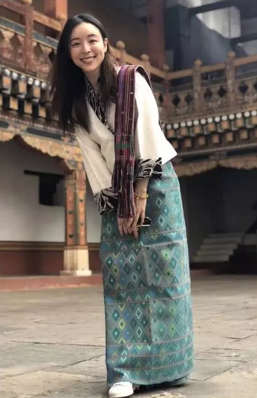 张静初真敢穿!用拉链控制胸前深度,网友:看的我强迫症都犯了