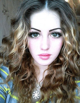 俄罗斯女子长相惊人，有众多追求者，脱下外套让人害怕