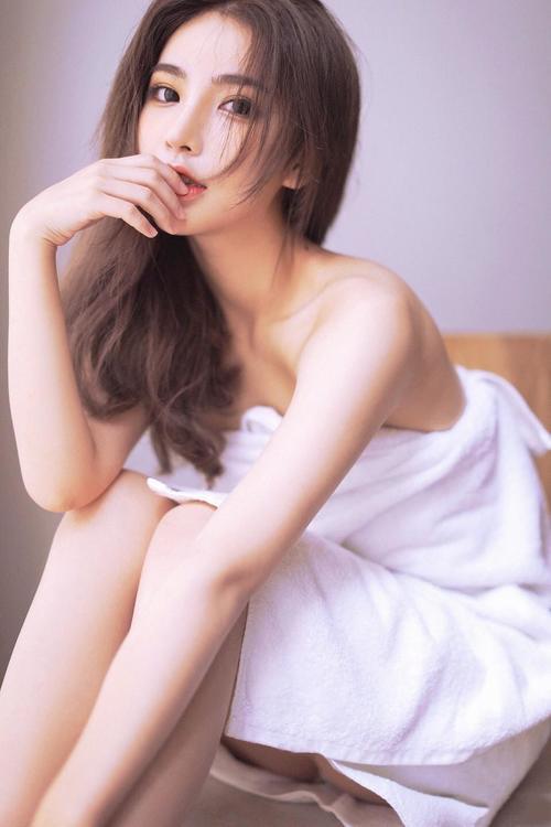 性感白衬衫精致美女,裹浴巾裸香肩上演撩人写真！
