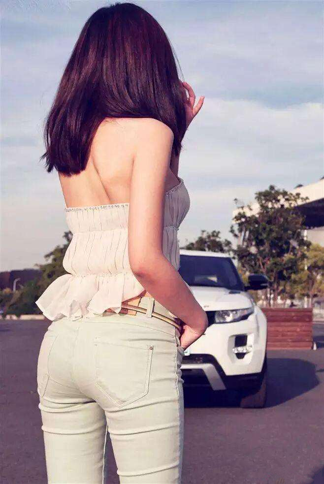 紧身牛仔裤翘臀美女, 美臀也是可以搭配出来的。