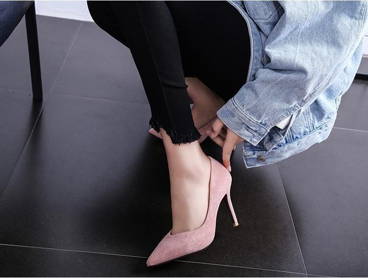 怀旧复古皮料的性感尖头高跟鞋，既性感又怀旧