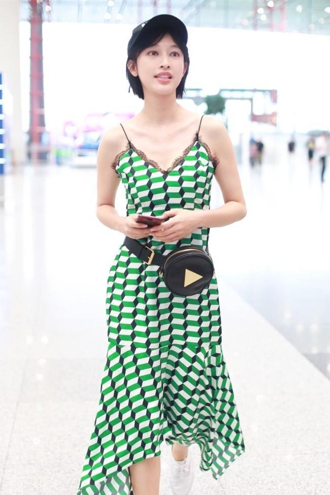 张俪穿吊带裙现身蕾丝的位置很尴尬, 网友: 还以为是腋毛爆开了