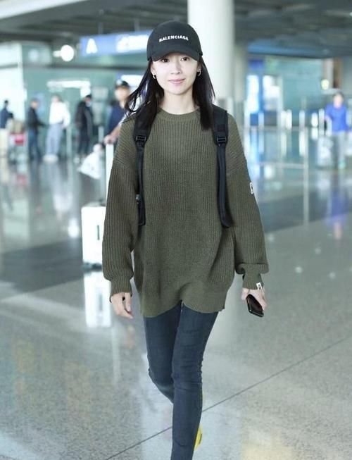  #女性朋友#董洁颜值真高！素颜出镜毫无畏惧，格纹大衣搭配白色毛衣保暖洋气