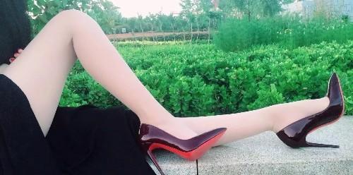 尖头细高跟鞋，修饰女性优美造型