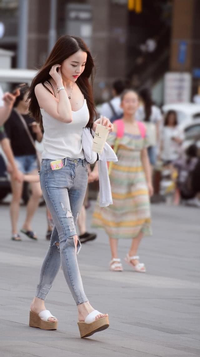 时尚尤物惊现街头，吊带紧身热裤性感迷人，图1堪称极品