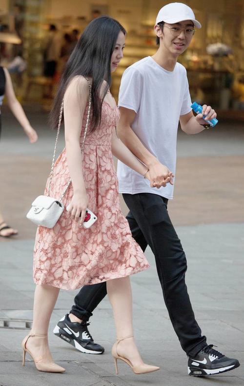 路人街拍，粉红色吊带连衣裙，展示傲人身材，优雅的性感！