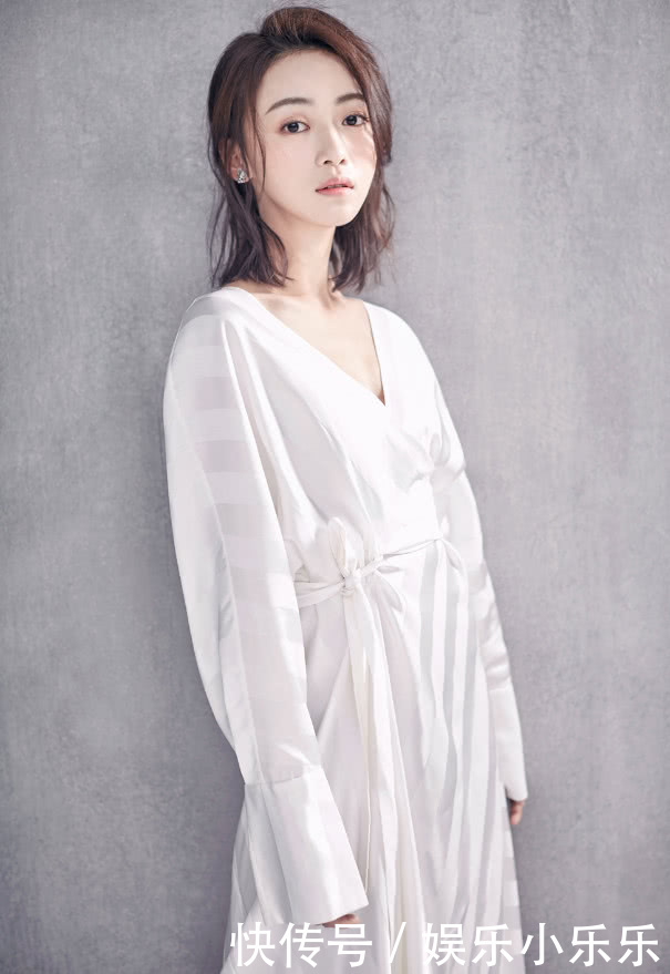 于正力捧的吴谨言亮相，身材干瘪撑不起吊带裙，太尴尬了！