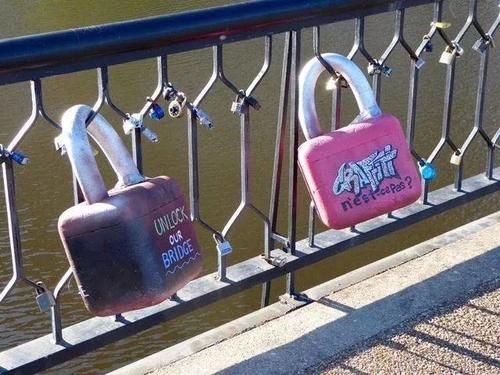 你们的爱情信物，都变成了景区垃圾