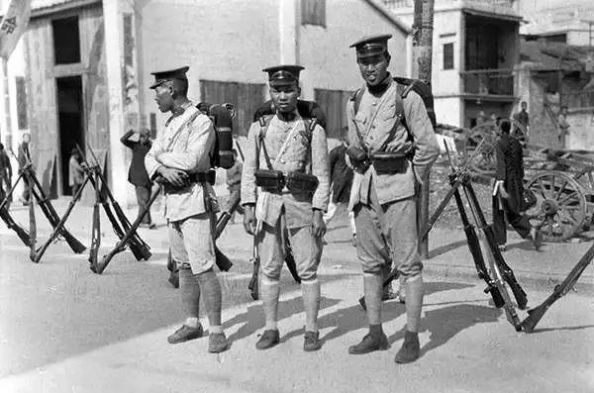  「发现」美国人在鞋盒里发现了6000张中国老照片