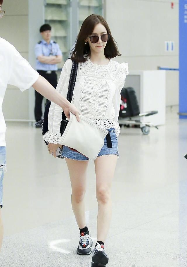 168林允儿和166周洁琼同穿短裤，网友:筷子腿和锥子腿的差距!