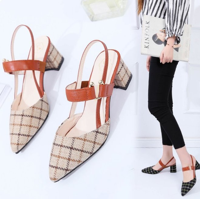 穿裙子别再傻傻配高跟鞋，现在大家都穿这样的凉鞋，现在正流行呢