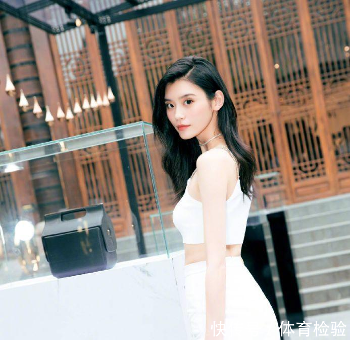 奚梦瑶成都现身, 满眼都是美颈、细腰、大长腿!