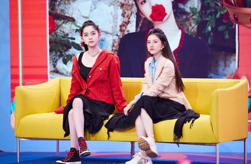 当165的宋祖儿遇上167的欧阳娜娜,腿部修长白皙令人羡慕