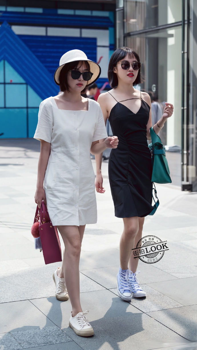 简约但又很时尚的穿搭参考，展示出平易近人的美!