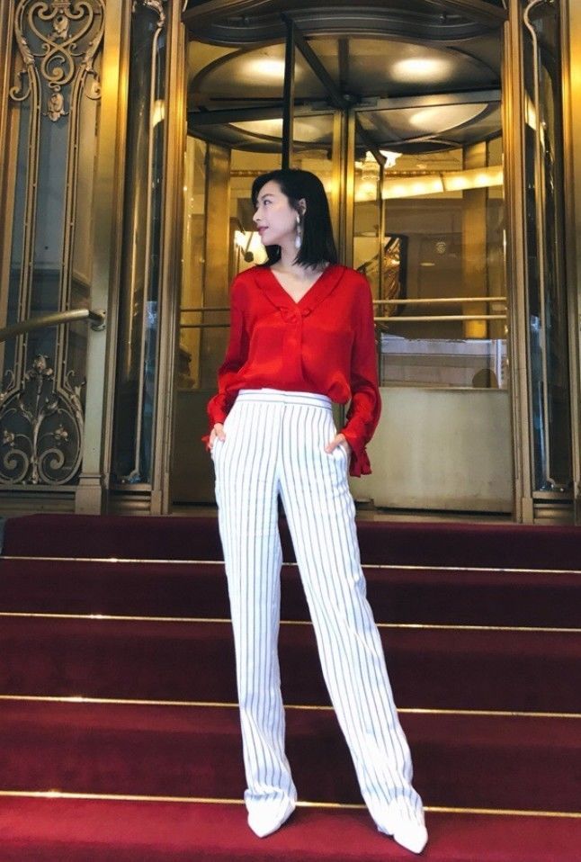 温雅穿黑色吊带上衣,小露香肩上演骨感诱惑,这大长腿要逆天