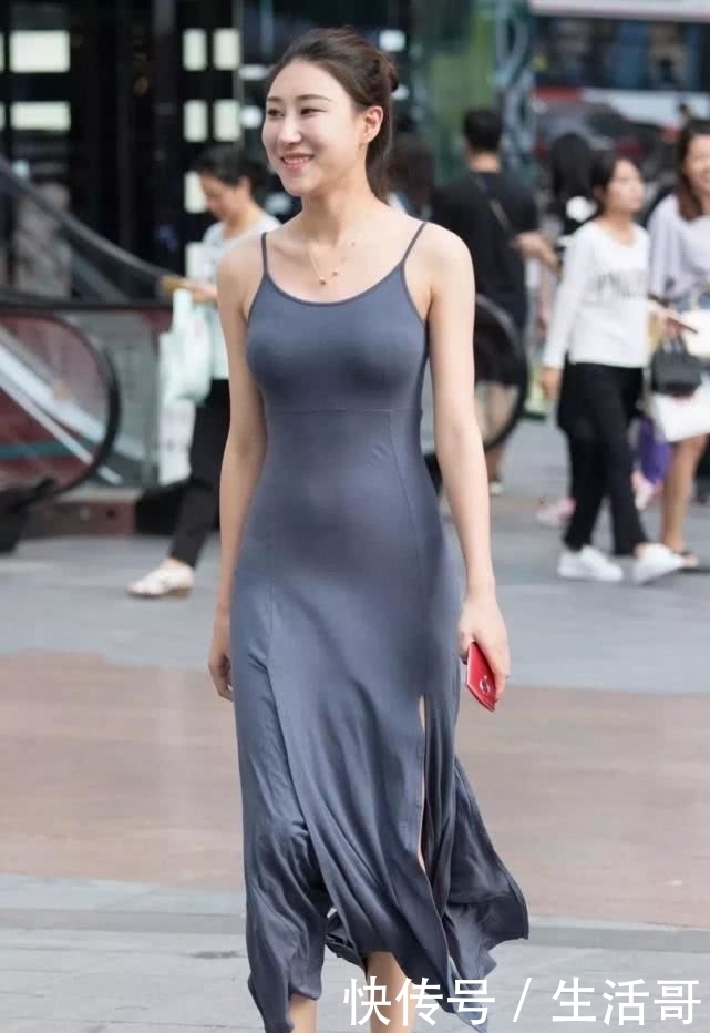  『连衣裙』街拍：高颜值的妹子，一袭紧身灰色吊带连衣裙，后边哥们都尴尬了