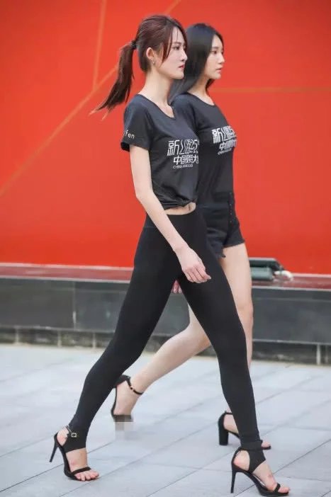 气质小姐姐一米九的身高秀大长腿,紧身裤绷出迷人曲线