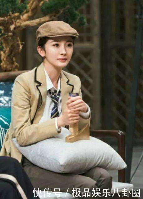 杨幂复古男装现身综艺,自称爱一个人看恐怖片