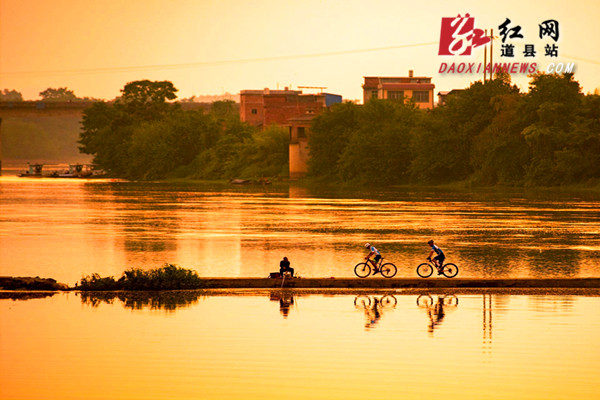 瑜伽与骑行爱好者共舞 秋水共道州一色