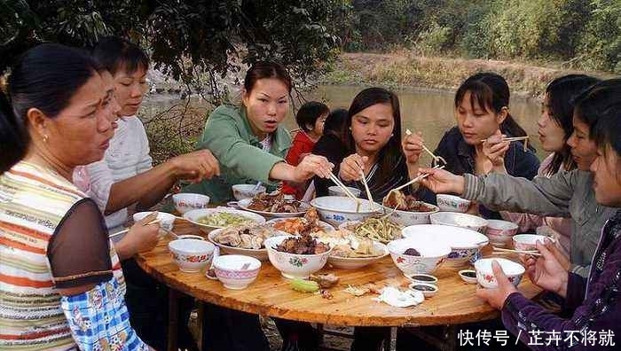  饭菜|农村吃酒席时，很多人喜欢打包回家，为何现在看不到了，答