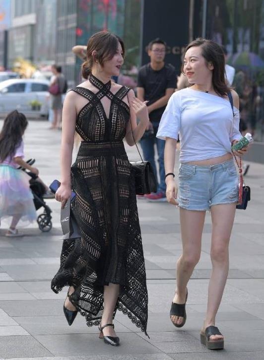  拥有：街拍追求不同风格的美，露背裙你值得拥有