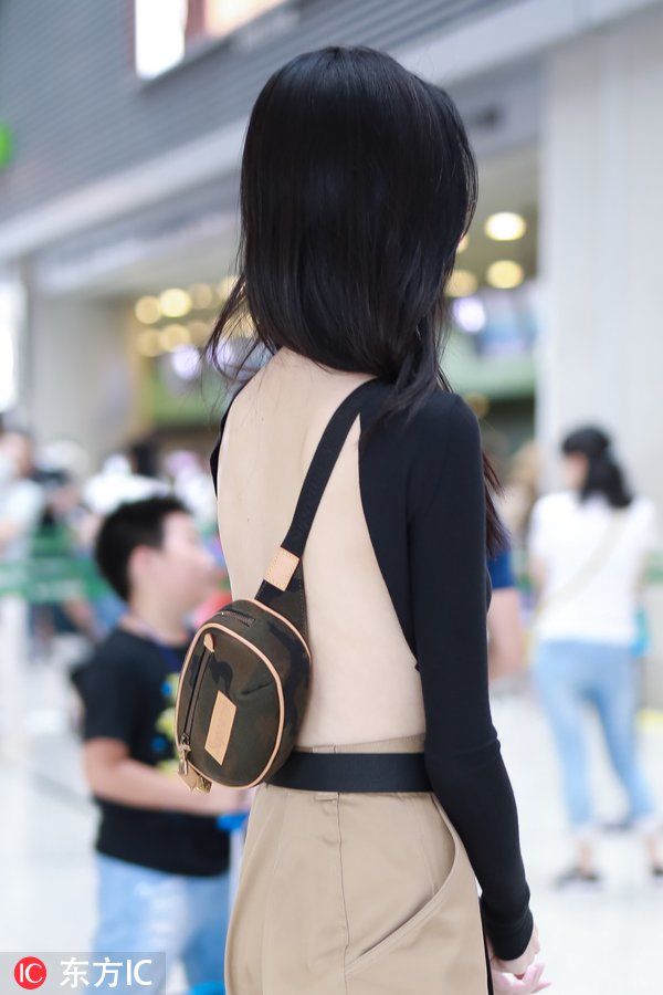 奚梦瑶“纸袋裤”超显瘦，A4腰细到不盈一握