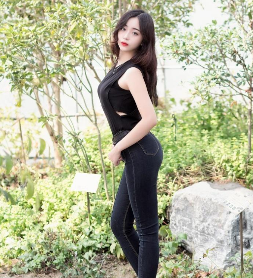 街拍：红色遇见吊带穿出好气质的美裙子!