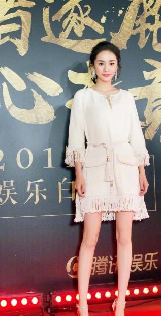 杨幂真时尚，连衣裙怎么看都是麻袋改的！