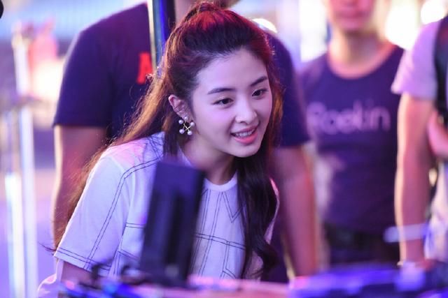 29岁张含韵太潮了！长裤外面还套半身裙，网友：时尚圈的人太难懂