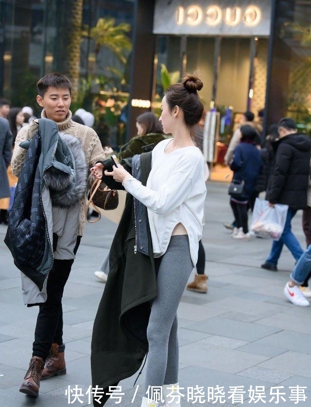 『美女』街拍:时尚气质佳,第七位紧身牛仔裤美女!