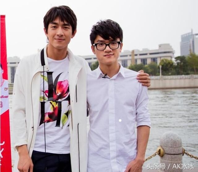 分手季的咒语是假的，电竞大佬公布在一起的消息小男神第一个祝贺