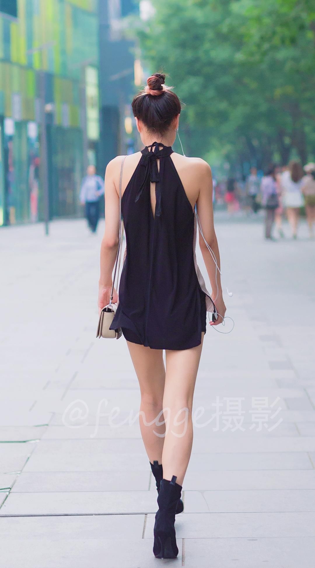 街拍:背影最为神秘,露背彰显性感,合二为一,魅力无穷