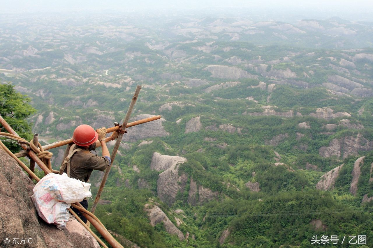 民工兄弟百米悬崖上修栈道，游客看着双腿打颤，他们却如履平地
